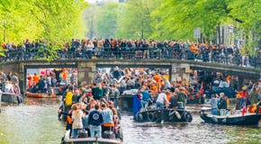 Amsterdam, i Paesi Bassi, il 27 aprile 2018, turisti e locali s fotografie stock Amsterdam, i Paesi Bassi, il 27 aprile 2018, turisti e locali s fotografie stock