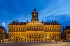 Amsterdam, Nederland - Mei 7, 2015: De mensen bezoeken Royal Palace bij Damvierkant in Amsterdam stock foto's Amsterdam, Nederland - Mei 7, 2015: De mensen bezoeken Royal Palace bij Damvierkant in Amsterdam stock foto's