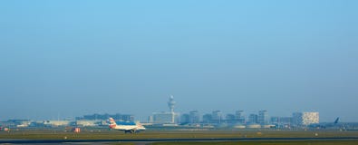 Amsterdam, Países Bajos - 11 de marzo de 2016: Aeropuerto Schiphol de Amsterdam en Países Bajos El AMS es los Países Bajos princi fotos de archivo Amsterdam, Países Bajos - 11 de marzo de 2016: Aeropuerto Schiphol de Amsterdam en Países Bajos El AMS es los Países Bajos princi fotos de archivo