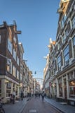 Amsterdam, smalle straat, in het centrum De hele dag het leven met de winkelsmensen met het winkelen zakken, fietsen, openluchtwi royalty-vrije stock afbeeldingen Amsterdam, smalle straat, in het centrum De hele dag het leven met de winkelsmensen met het winkelen zakken, fietsen, openluchtwi royalty-vrije stock afbeeldingen