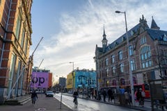 Amsterdão, Países Baixos - 6 de abril de 2018: Fotografia da rua no Ams fotografia de stock Amsterdão, Países Baixos - 6 de abril de 2018: Fotografia da rua no Ams fotografia de stock