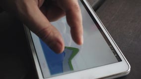 Analista que olha com os relatórios financeiros digitais closeup video estoque Analista que olha com os relatórios financeiros digitais closeup video estoque