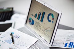 Analizować inwestycj mapy z laptopem zdjęcie stock Analizować inwestycj mapy z laptopem zdjęcie stock