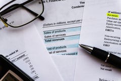 analizy biznesowego składu euro pieniężny szkieł dochodu atramentu pieniądze pióra oświadczenie Pieniężna analiza - dochodu oświa zdjęcie stock analizy biznesowego składu euro pieniężny szkieł dochodu atramentu pieniądze pióra oświadczenie Pieniężna analiza - dochodu oświa zdjęcie stock