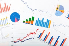 Analytics de las finanzas del negocio - papeles con los gráficos y las cartas imagen de archivo Analytics de las finanzas del negocio - papeles con los gráficos y las cartas imagen de archivo