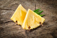 ananas Fruktskivor på wood bakgrund arkivfoton ananas Fruktskivor på wood bakgrund arkivfoton