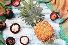Ananas i mangostan na błękitnym tle, odgórny widok fotografia royalty free Ananas i mangostan na błękitnym tle, odgórny widok fotografia royalty free