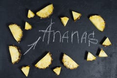 Ananas?w plasterki na czarnym tle z przestrzeni? dla teksta i kredy inskrypcji zdjęcie stock Ananas?w plasterki na czarnym tle z przestrzeni? dla teksta i kredy inskrypcji zdjęcie stock