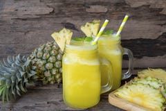 Ananasowy smoothie i ananasa owoc napój w ranku zdrowym dalej na drewnianym tle zdjęcie stock Ananasowy smoothie i ananasa owoc napój w ranku zdrowym dalej na drewnianym tle zdjęcie stock