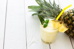 Ananasowy Smoothie z mennicą i ananasem na Lekkim Białym tle, Horyzontalnym obrazy stock Ananasowy Smoothie z mennicą i ananasem na Lekkim Białym tle, Horyzontalnym obrazy stock