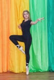 Ancer in einem schwarzen Schweissanzug, steht auf ihren Zehen in einem Ballett lizenzfreie stockfotografie Ancer in einem schwarzen Schweissanzug, steht auf ihren Zehen in einem Ballett lizenzfreie stockfotografie
