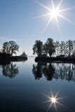 Anche paesaggio con il tramonto, la siluetta della nave e la riflessione in acqua fotografie stock Anche paesaggio con il tramonto, la siluetta della nave e la riflessione in acqua fotografie stock
