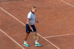 Ancien joueur de football italien Marco Tardelli jouant le tennis images stock Ancien joueur de football italien Marco Tardelli jouant le tennis images stock