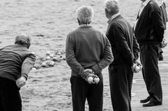 Anciões que jogam o petanque imagens de stock Anciões que jogam o petanque imagens de stock