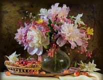 Ancora vita con bellezza dei peonies dei fiori immagine stock Ancora vita con bellezza dei peonies dei fiori immagine stock