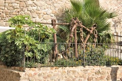 Ancres de vieux bateaux espagnols comme monument aux marins au mur de forteresse à Tossa de Mar, Catalogne images libres de droits Ancres de vieux bateaux espagnols comme monument aux marins au mur de forteresse à Tossa de Mar, Catalogne images libres de droits