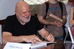 Andrzej Mleczko en la cuarta feria de libro en Varsovia imagen de archivo Andrzej Mleczko en la cuarta feria de libro en Varsovia imagen de archivo