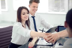 Andshake pieni??ni partnery po dyskusi pieni??ni terminy kontrakt zdjęcia stock Andshake pieni??ni partnery po dyskusi pieni??ni terminy kontrakt zdjęcia stock