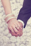 Anel de casamento na mão foto de stock Anel de casamento na mão foto de stock
