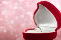 Anel de diamante do casamento coração vermelho na caixa de presente dada forma Imagens de Stock Anel de diamante do casamento coração vermelho na caixa de presente dada forma Imagens de Stock