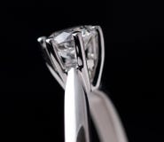 Anello di diamante sul nero Anello di diamante sul nero