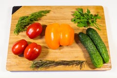 Aneth de persil de poivron doux de tomates de concombres de légumes sur un conseil en bois photos stock Aneth de persil de poivron doux de tomates de concombres de légumes sur un conseil en bois photos stock