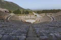 Anfiteatro romano nas ruínas de Ephesus, Turquia foto de stock royalty free Anfiteatro romano nas ruínas de Ephesus, Turquia foto de stock royalty free