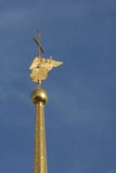 Ange d'or dans le ciel - le symbole de la ville de St Petersburg image libre de droits Ange d'or dans le ciel - le symbole de la ville de St Petersburg image libre de droits