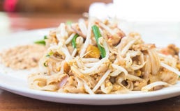 Angebratene Nudel mit Garnele oder Garnelen füllen thailändisches auf stockfotografie Angebratene Nudel mit Garnele oder Garnelen füllen thailändisches auf stockfotografie
