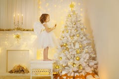 Angel Child Decorating Christmas Tree, Meisjes Hangende Decoratie stock afbeelding Angel Child Decorating Christmas Tree, Meisjes Hangende Decoratie stock afbeelding
