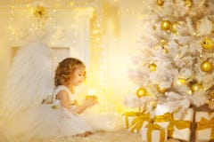 Angel Child- und Weihnachtsbaum mit Geschenk-Geschenken, Kindermädchen stockfotos Angel Child- und Weihnachtsbaum mit Geschenk-Geschenken, Kindermädchen stockfotos