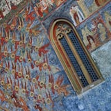 Angeli e finestra - monastero di Sucevita (Romania) fotografia stock libera da diritti Angeli e finestra - monastero di Sucevita (Romania) fotografia stock libera da diritti