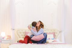 Angenehme Anzeige der Aufmerksamkeit vom kleinen Sohn für Mutter in der Form von lizenzfreies stockfoto Angenehme Anzeige der Aufmerksamkeit vom kleinen Sohn für Mutter in der Form von lizenzfreies stockfoto