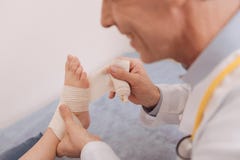 Angenäm vänlig doktor se till den tålmodiga känslaboten royaltyfri fotografi Angenäm vänlig doktor se till den tålmodiga känslaboten royaltyfri fotografi