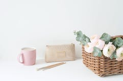 Angeredete Zusammensetzung mit rosa ranunculos lizenzfreie stockfotos Angeredete Zusammensetzung mit rosa ranunculos lizenzfreie stockfotos