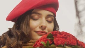 Angespornter glücklicher Warteliebhaber der jungen Frau, Blumenstrauß von Rosen, erstes Datum stock video footage Angespornter glücklicher Warteliebhaber der jungen Frau, Blumenstrauß von Rosen, erstes Datum stock video footage