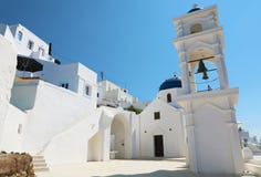 Angolo accogliente in Santorini con la chiesa tipica nel villaggio di Imerovigli, Grecia fotografia stock Angolo accogliente in Santorini con la chiesa tipica nel villaggio di Imerovigli, Grecia fotografia stock