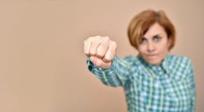 angry punch throwing woman στοκ φωτογραφίες με δικαίωμα ελεύθερης χρήσης angry punch throwing woman στοκ φωτογραφίες με δικαίωμα ελεύθερης χρήσης