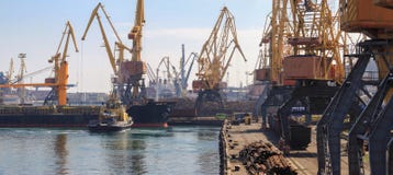 Anhebende Frachtkräne, Schiffe und Korntrockner im Seehafen stockfotos Anhebende Frachtkräne, Schiffe und Korntrockner im Seehafen stockfotos