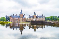 Anholt omgav med vallgrav slotten royaltyfri foto Anholt omgav med vallgrav slotten royaltyfri foto