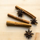 Anijsplant en stokken van kaneel op houten achtergrond Kruiden voor koffie, hete thee, overwogen wijn, stempel royalty-vrije stock foto's Anijsplant en stokken van kaneel op houten achtergrond Kruiden voor koffie, hete thee, overwogen wijn, stempel royalty-vrije stock foto's