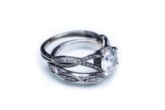 Anillo de compromiso y alianza de boda fotografía de archivo libre de regalías Anillo de compromiso y alianza de boda fotografía de archivo libre de regalías