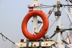 Anillo de vida de la seguridad que cuelga en palos del barco de pesca imagenes de archivo Anillo de vida de la seguridad que cuelga en palos del barco de pesca imagenes de archivo