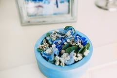 Anillos de bodas con gemas en una caja redonda azul con las flores azules ilustraciones Foco suave Imágenes de archivo libres de regalías Anillos de bodas con gemas en una caja redonda azul con las flores azules ilustraciones Foco suave Imágenes de archivo libres de regalías
