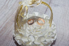 Anillos de bodas en una cesta hermosa imágenes de archivo libres de regalías Anillos de bodas en una cesta hermosa imágenes de archivo libres de regalías