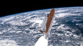 Animación realista 3D del transbordador espacial que lanza sobre la atmósfera de tierras Elementos de este vídeo equipado por la Animación realista 3D del transbordador espacial que lanza sobre la atmósfera de tierras Elementos de este vídeo equipado por la