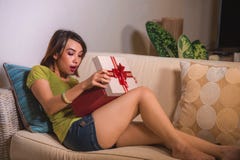 Anivers?rio novo da terra arrendada da mulher ou presente de Natal indon?sio asi?tico bonito e feliz que abre a caixa de presente imagem de stock Anivers?rio novo da terra arrendada da mulher ou presente de Natal indon?sio asi?tico bonito e feliz que abre a caixa de presente imagem de stock