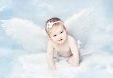 Anjo com asas, criança recém-nascida do bebê na nuvem do céu azul imagens de stock royalty free Anjo com asas, criança recém-nascida do bebê na nuvem do céu azul imagens de stock royalty free