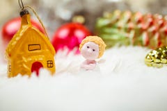 Anjo do Natal e brinquedos do Natal no branco foto de stock Anjo do Natal e brinquedos do Natal no branco foto de stock