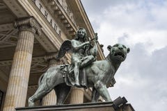 Anjo que joga a harpa em Gendarmenmarkt, Berlim foto de stock Anjo que joga a harpa em Gendarmenmarkt, Berlim foto de stock